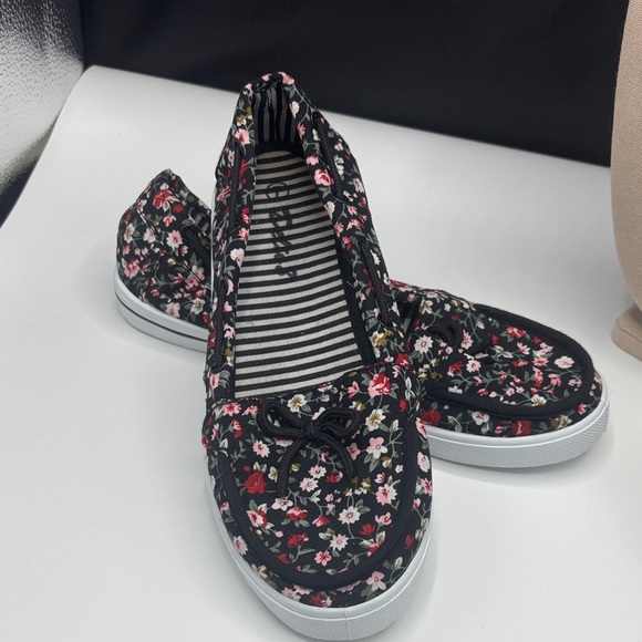 Unsigned Shoes - Women's Floral Slip-On Loafers - Black/Pink